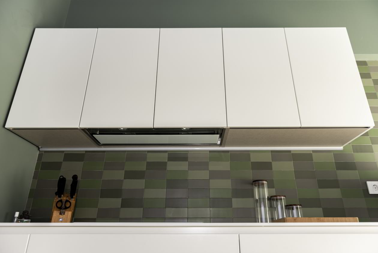 Proiect mobila Bucatarie pe trei pereti, pana in tavan, fara manere, unita cu Living-Room si Hol, L 670 x H 280cm, 20 Octombrie 2021, Realizat COD.13539
