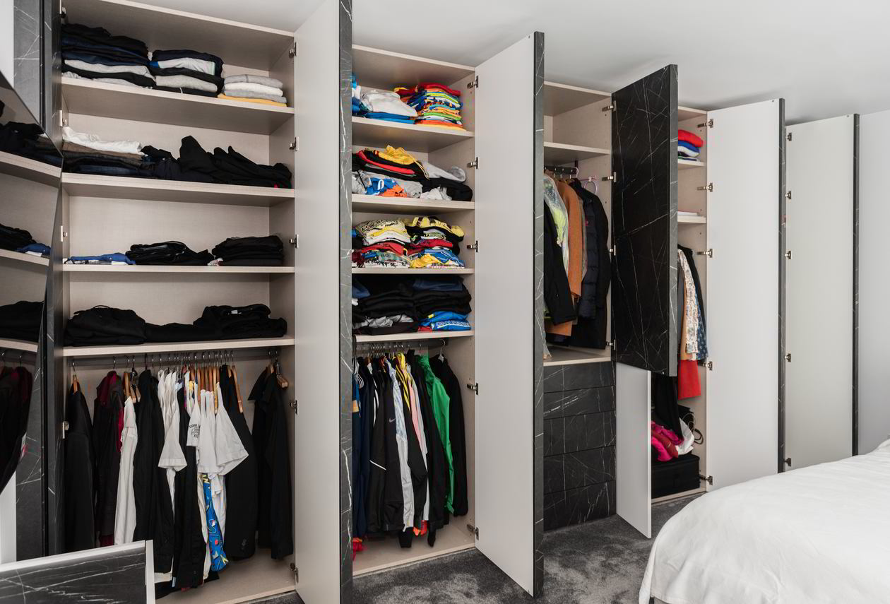 Proiect mobila Dormitor matrimonial, cu dulap, compozitie mica pentru TV, placare perete, riflaje, 22m² — foto 3 din 7