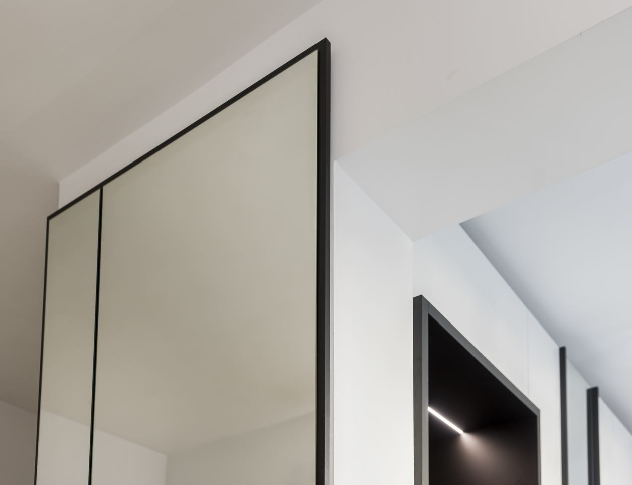 Proiect mobila Hol cu dulap, comoda cu sertare, placare perete, 8m² — foto 2 din 7