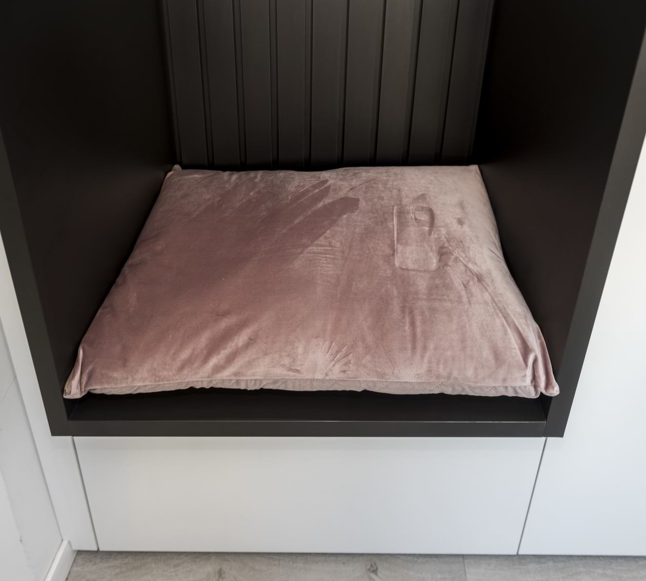 Proiect mobila Hol cu dulap, comoda cu sertare, placare perete, 8m² — foto 5 din 7