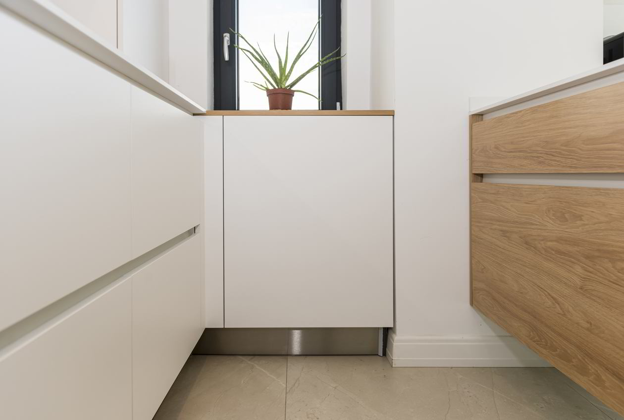 Proiect mobila Bucatarie cu peninsula, pe trei pereti, partial suspendata, unita cu Living-Room, cu zona Dining, 12m², L 892 x H 243cm, 03 Februarie 2022, Realizat COD.13799