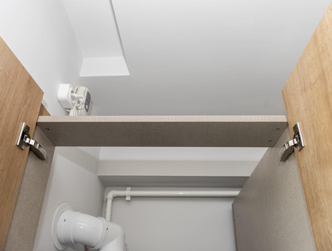 Proiect mobila Bucatarie cu insula, fara manere, pe doi pereti paraleli, unita cu Living-Room, 20m², L 1055 x H 230cm, 04 Februarie 2022, Realizat COD.13804
