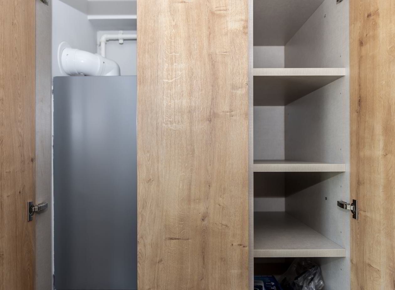 Proiect mobila Bucatarie cu insula, fara manere, pe doi pereti paraleli, unita cu Living-Room, 20m², L 1055 x H 230cm, 04 Februarie 2022, Realizat COD.13804