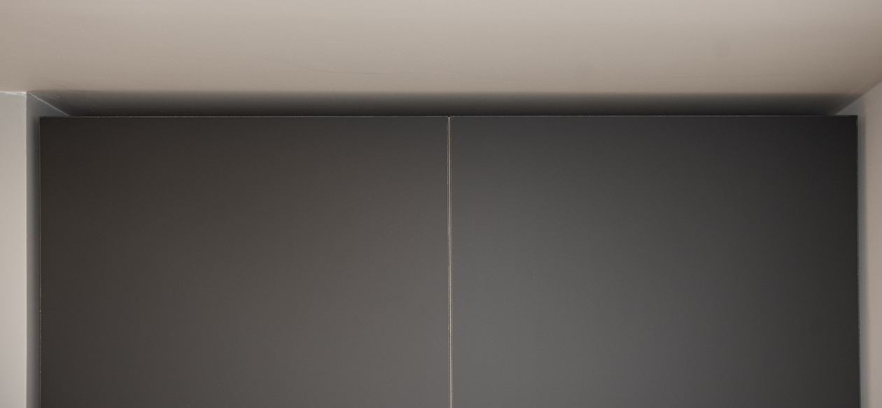 Proiect mobila Living pe doi pereti paraleli, pana in tavan, partial suspendat, unit cu Bucatarie si Hol, 22m², L 640 x H 230cm, realizat 04 Februarie 2022 COD.13808