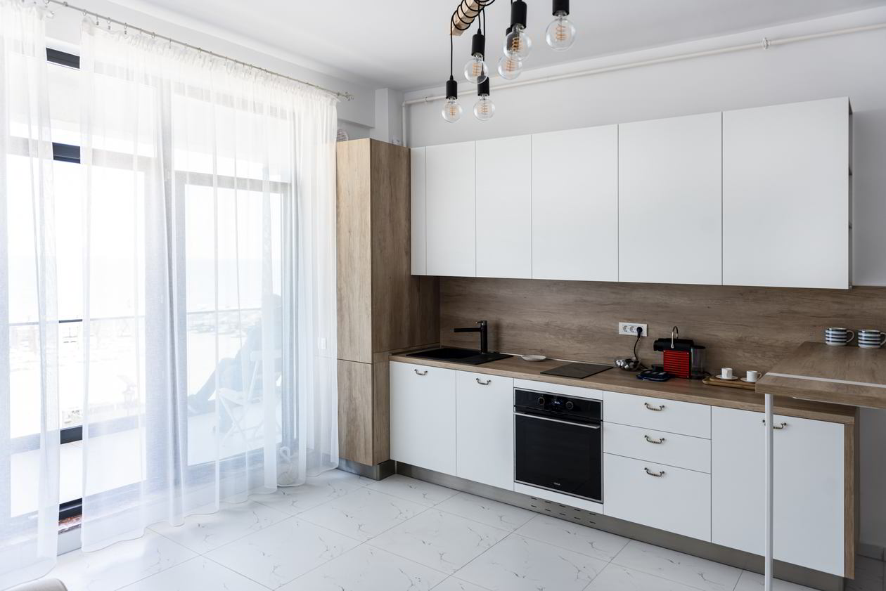 Proiect mobila Bucatarie pe colt cu o latura mica, unita cu Living-Room si Hol, 7m², L 450 x H 243cm, 09 Martie 2022, Realizat COD.13940