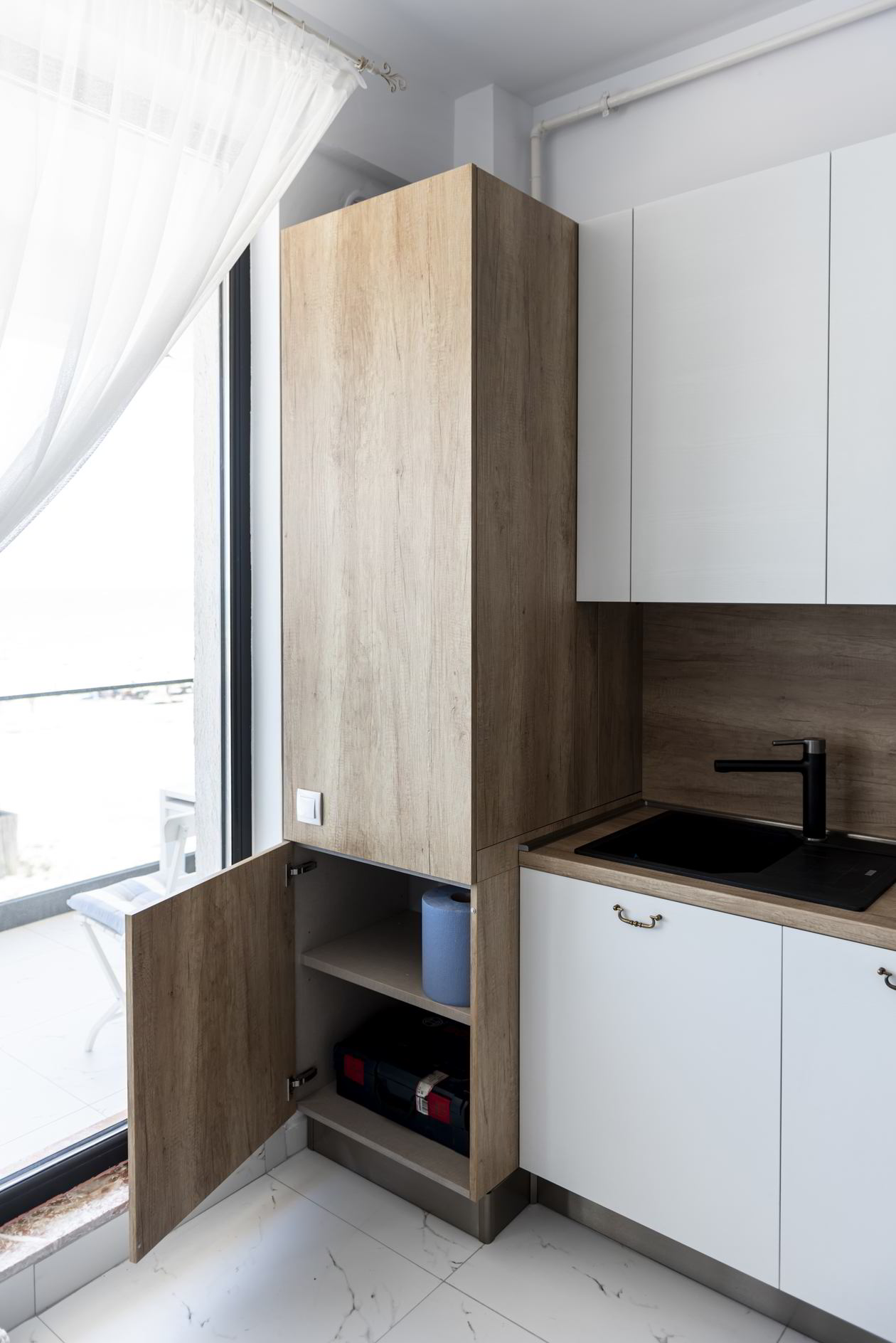 Proiect mobila Bucatarie pe colt cu o latura mica, unita cu Living-Room si Hol, 7m², L 450 x H 243cm, 09 Martie 2022, Realizat COD.13940