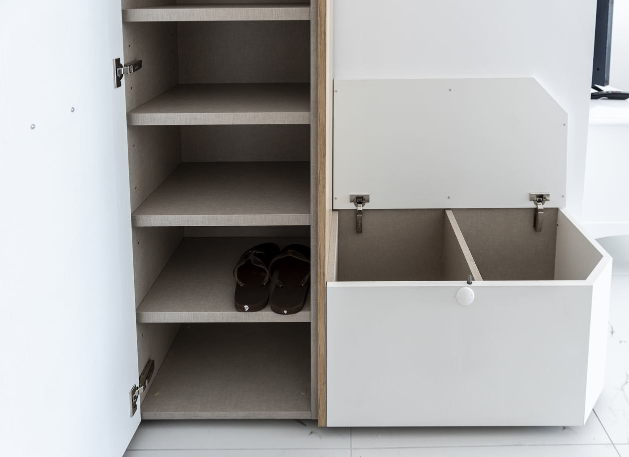 Proiect mobila Hol unit cu Living-Room si Bucataria, in Open Space, cu dulap pe colt, dulap in doua adancimi, biblioteca integrata, 9m², realizat 09 Martie 2022 COD.13941