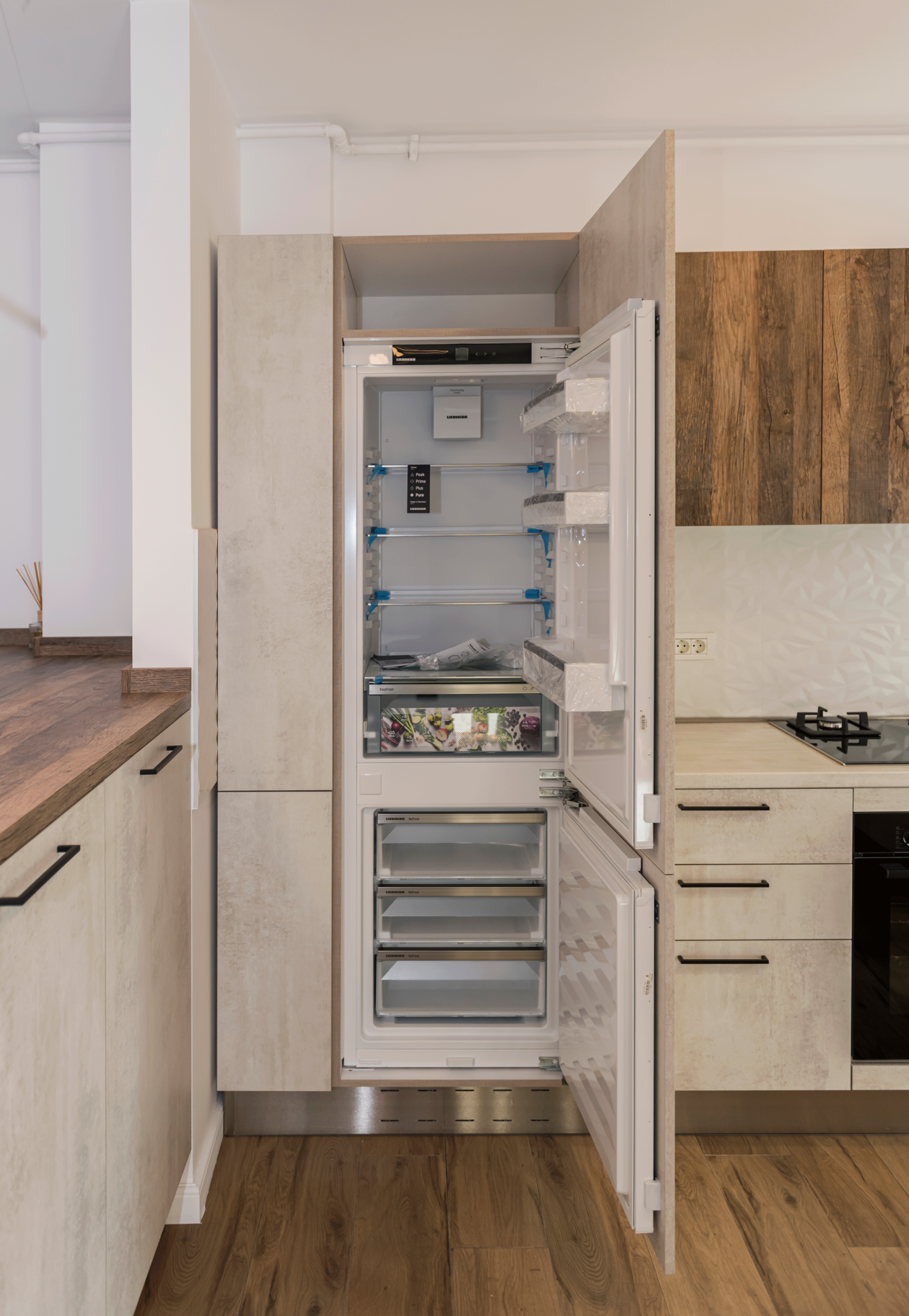 Proiect mobila Bucatarie pe colt, cu insula, unita cu Living-Room, 10m², L 843 x H 230cm, 26 Aprilie 2022, Realizat COD.14271