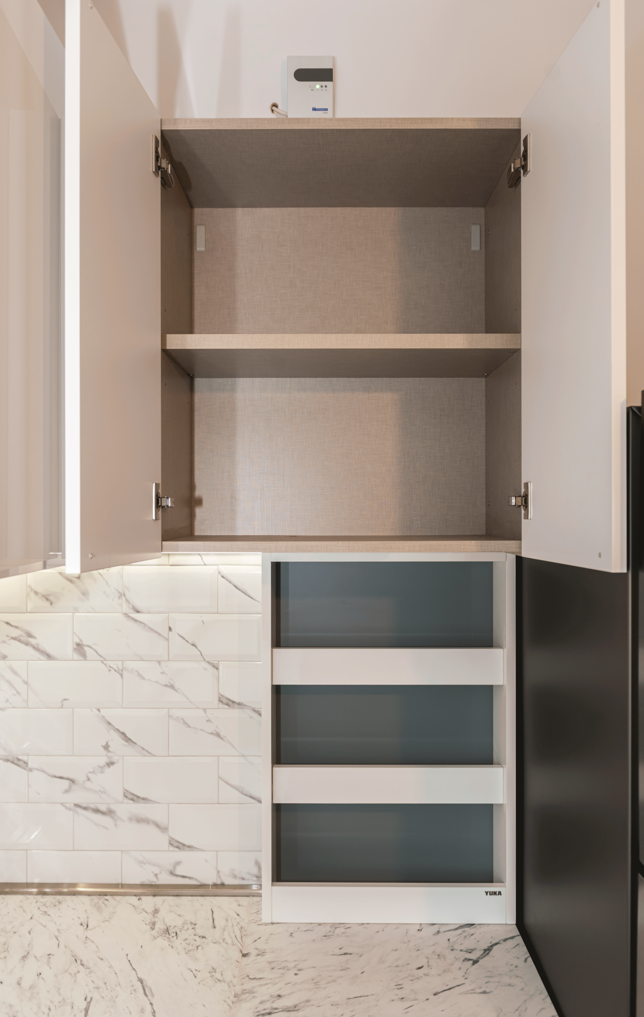 Proiect mobila Bucatarie pe trei pereti, cu masa integrata extractabila, 12m², L 700 x H 270cm, 05 Mai 2022, Realizat COD.14323