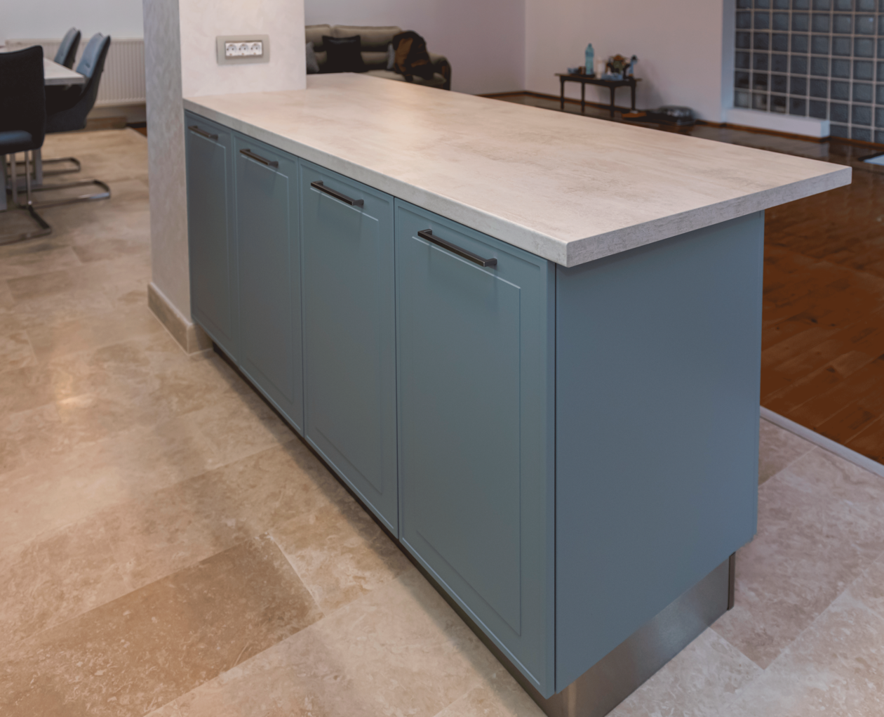 Proiect mobila Bucatarie cu insula, pe colt cu o latura mica, cu semi-masa integrata, cu zona Dining, unita cu Living-Room si Hol, 20m², L 500 x H 227cm, 15 Septembrie 2022, Realizat COD.15586