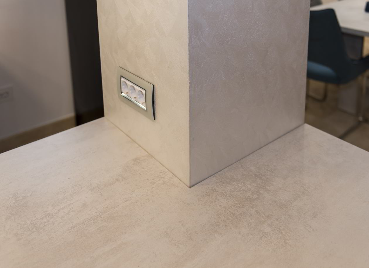 Proiect mobila Bucatarie cu insula, pe colt cu o latura mica, cu semi-masa integrata, cu zona Dining, unita cu Living-Room si Hol, 20m², L 500 x H 227cm, 15 Septembrie 2022, Realizat COD.15586