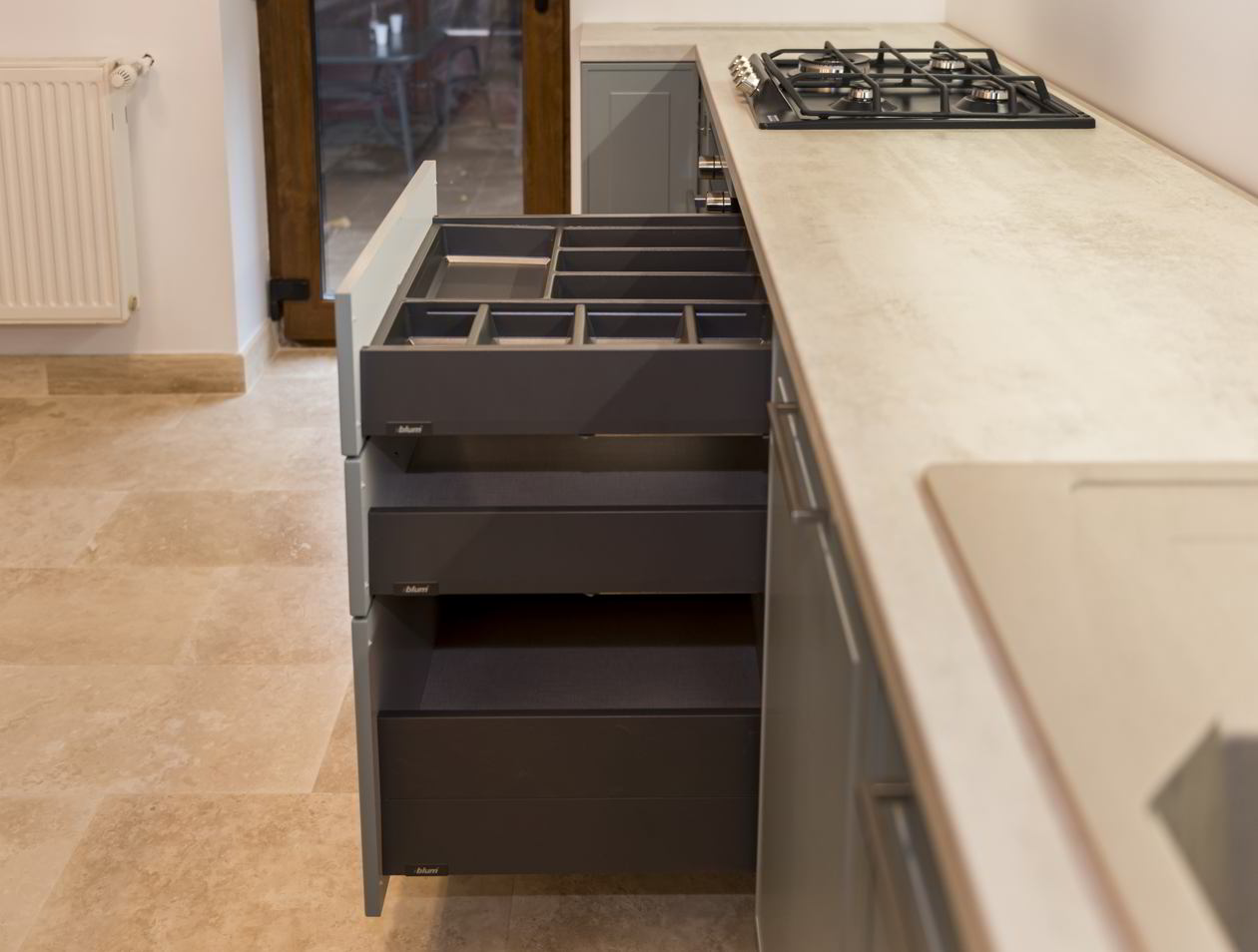 Proiect mobila Bucatarie cu insula, pe colt cu o latura mica, cu semi-masa integrata, cu zona Dining, unita cu Living-Room si Hol, 20m², L 500 x H 227cm, 15 Septembrie 2022, Realizat COD.15586