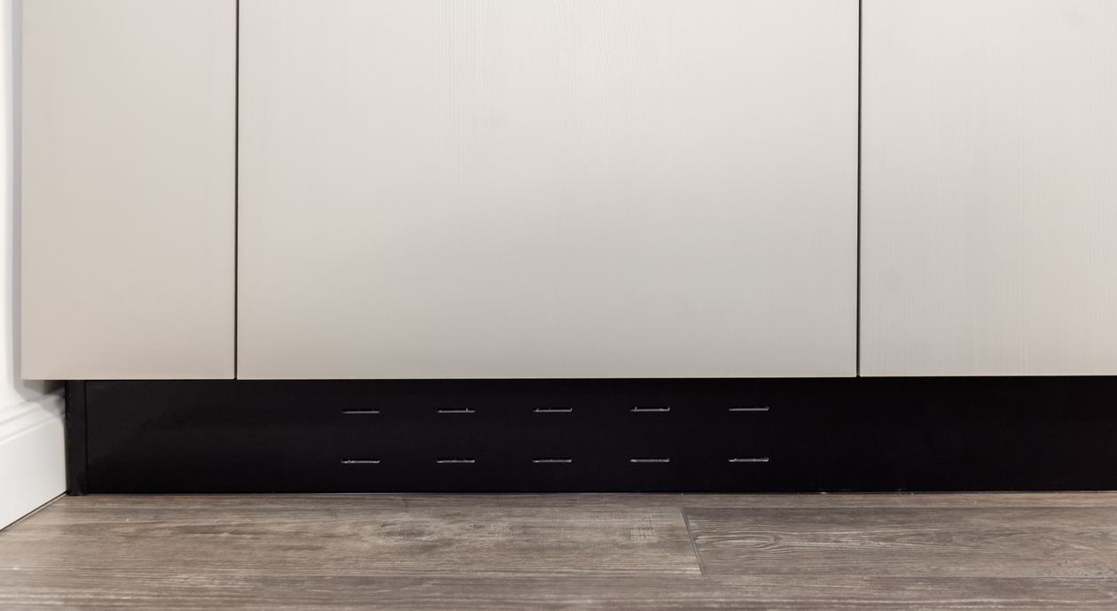 Mobila Bucatarie cu insula, pe un perete, unita cu Living-Room si Hol, cu zona Dining, L 720 x H 258cm — foto 2 din 7