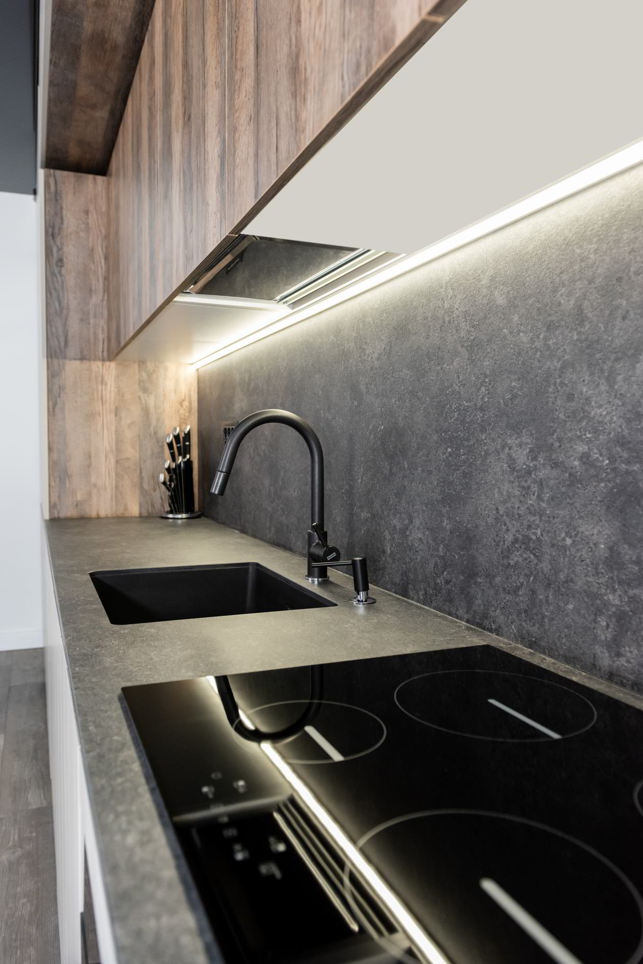 Mobila Bucatarie cu insula, pe un perete, unita cu Living-Room si Hol, cu zona Dining, L 720 x H 258cm — foto 4 din 7
