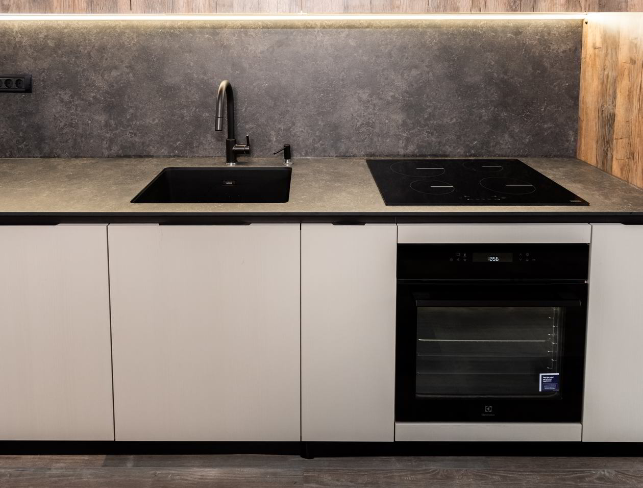 Mobila Bucatarie cu insula, pe un perete, unita cu Living-Room si Hol, cu zona Dining, L 720 x H 258cm — foto 5 din 7