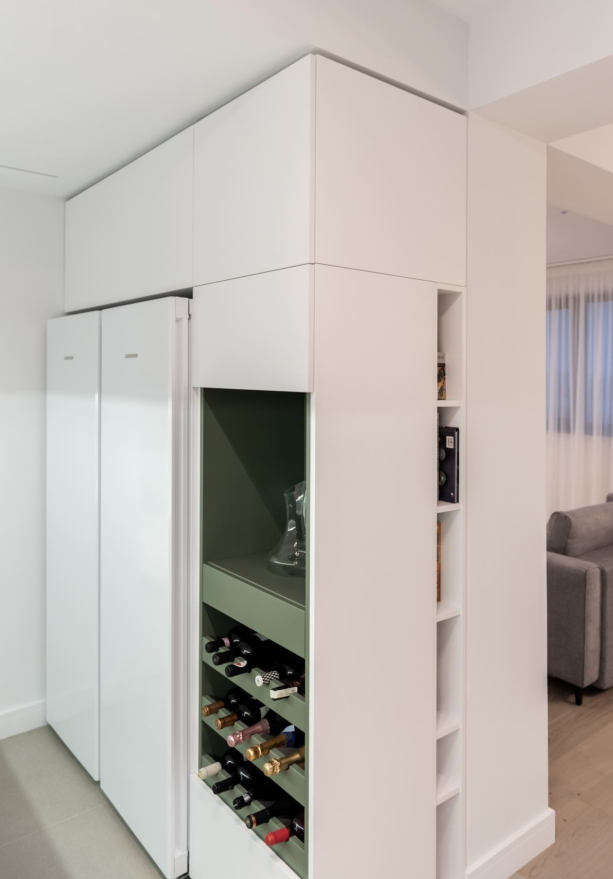 Mobila Bucatarie pe doi pereti, fara manere, unita cu Living-Room, cu zona Dining — foto 2 din 7