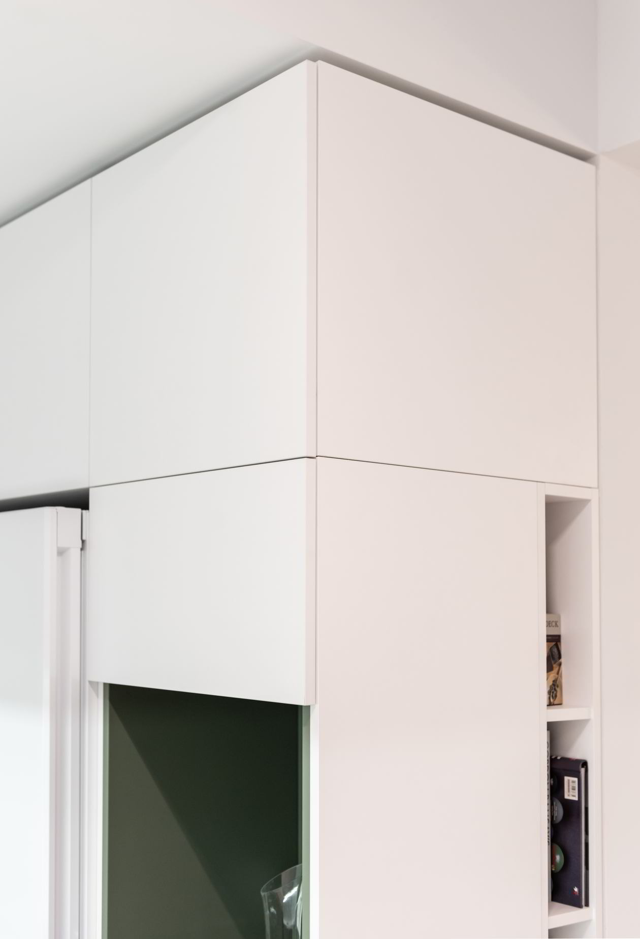 Mobila Bucatarie pe doi pereti, fara manere, unita cu Living-Room, cu zona Dining — foto 3 din 7