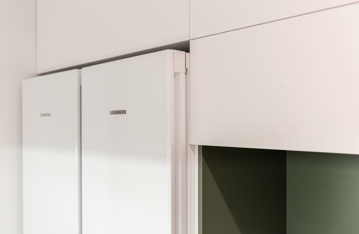 Mobila Bucatarie pe doi pereti, fara manere, unita cu Living-Room, cu zona Dining — foto 5 din 7