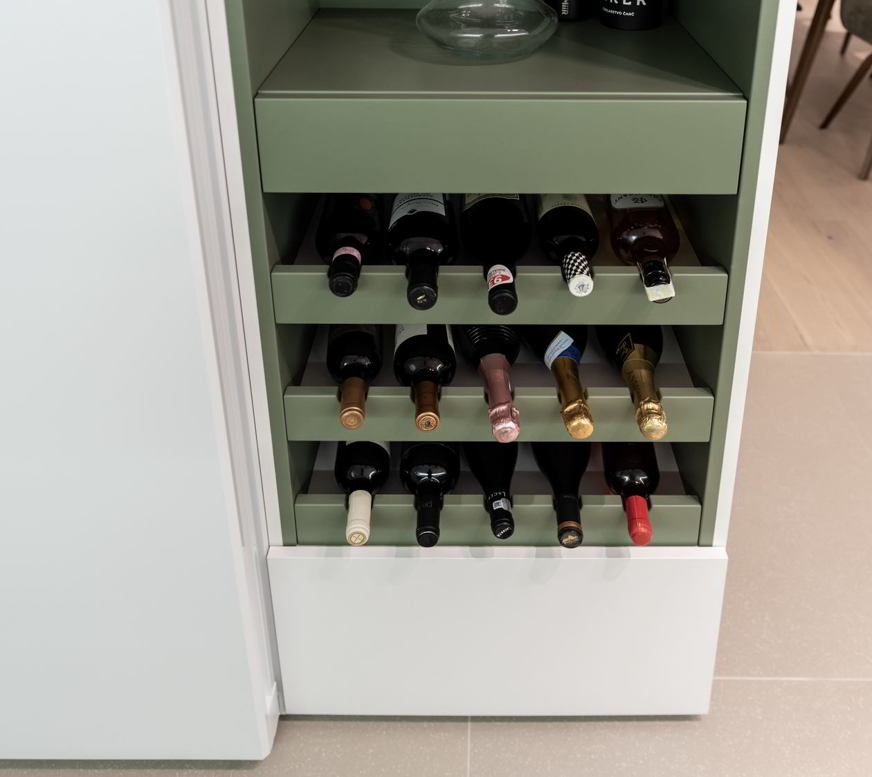 Mobila Bucatarie pe doi pereti, fara manere, unita cu Living-Room, cu zona Dining — foto 6 din 7