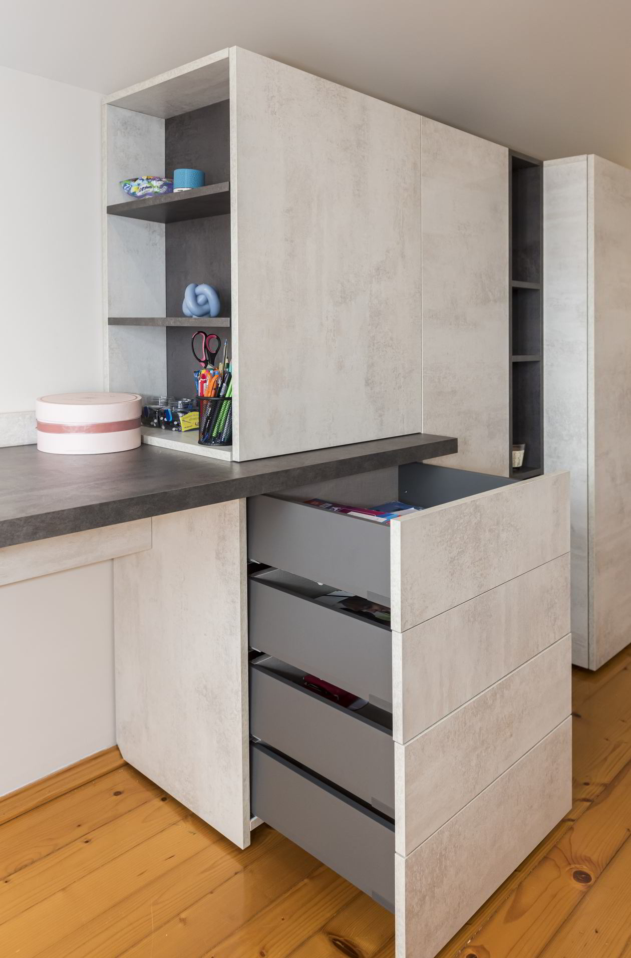 Proiect mobila Camera junior Fata, amplasata la Mansarda, cu pat central, dulap in doua adancimi, birou integrat, dulap suspendat, 18m² — foto 6 din 7