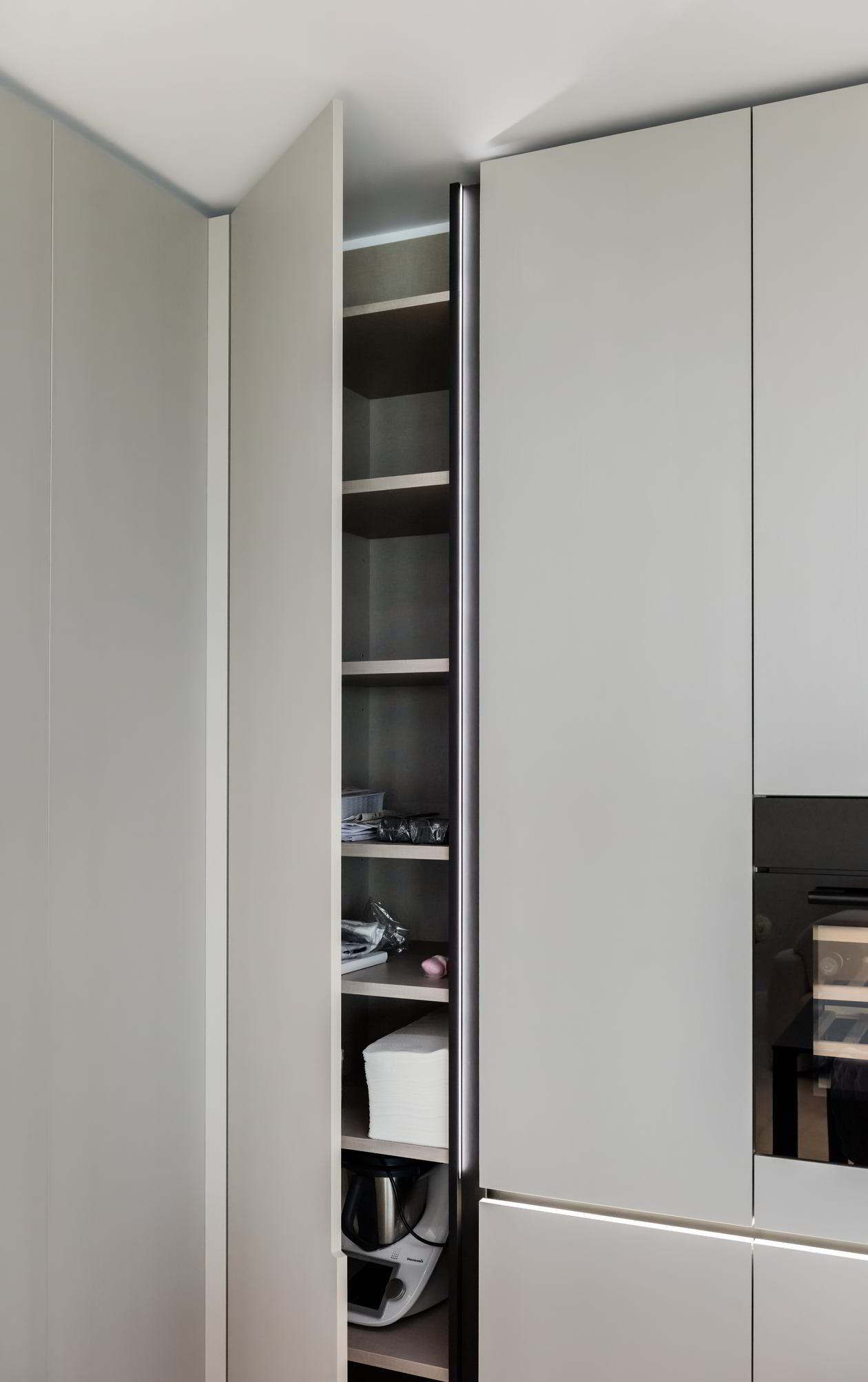 Mobila Bucatarie cu insula, cu masa integrata fixa, BUCO- LIVING, unita cu Living-Room si Hol, 33m², L 1373 — foto 7 din 7