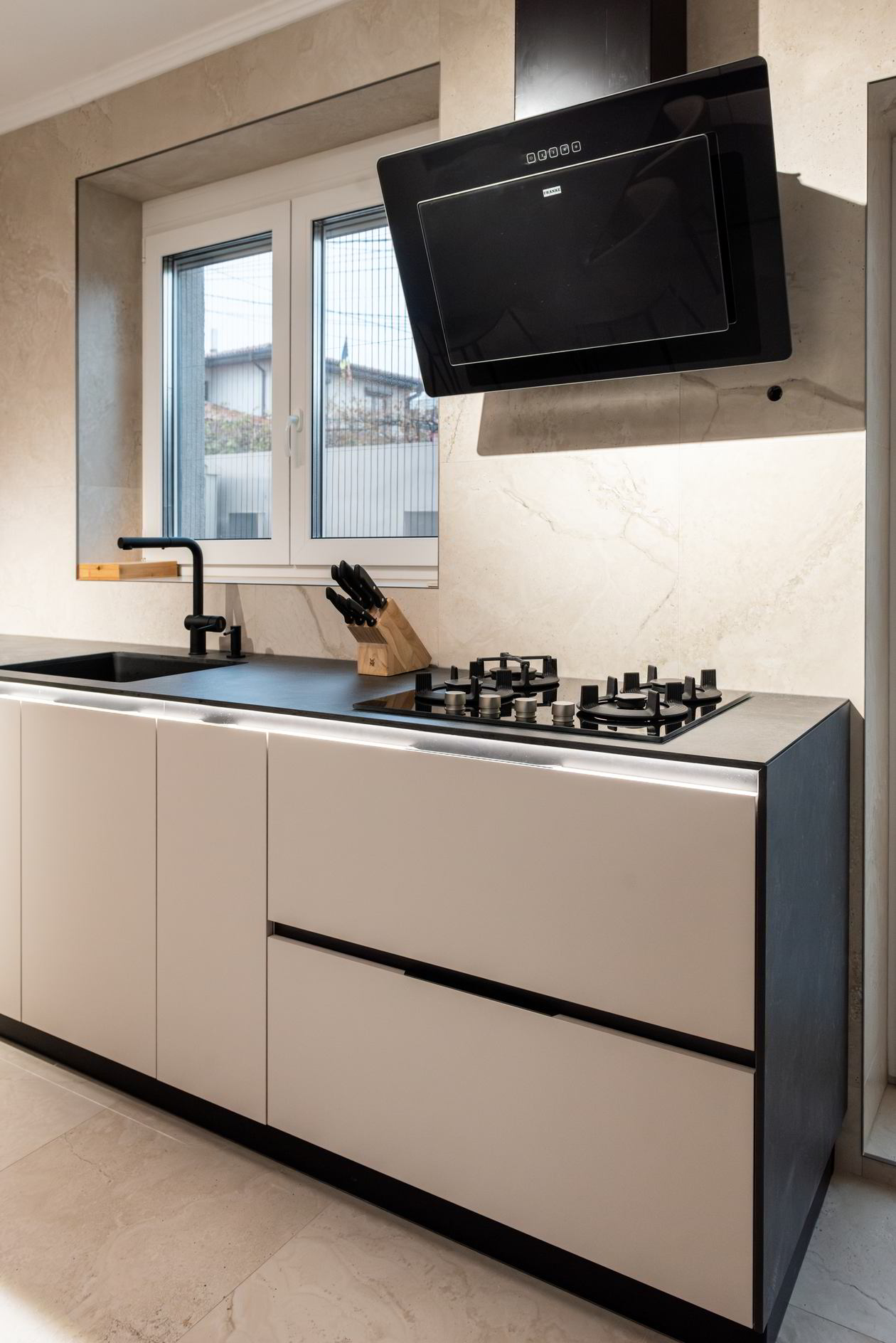 Mobila Bucatarie pe trei pereti, cu masa integrata culisanta, 18m², L 1160 x H 255cm — foto 5 din 7