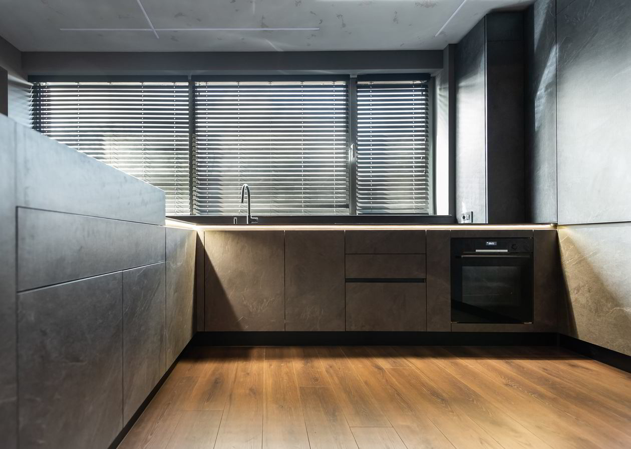 Mobila Bucatarie cu peninsula, pe doi pereti, cu masa integrata extractabila, unita cu Living-Room si Hol, Realizat 07 Septembrie 2023 COD.18291