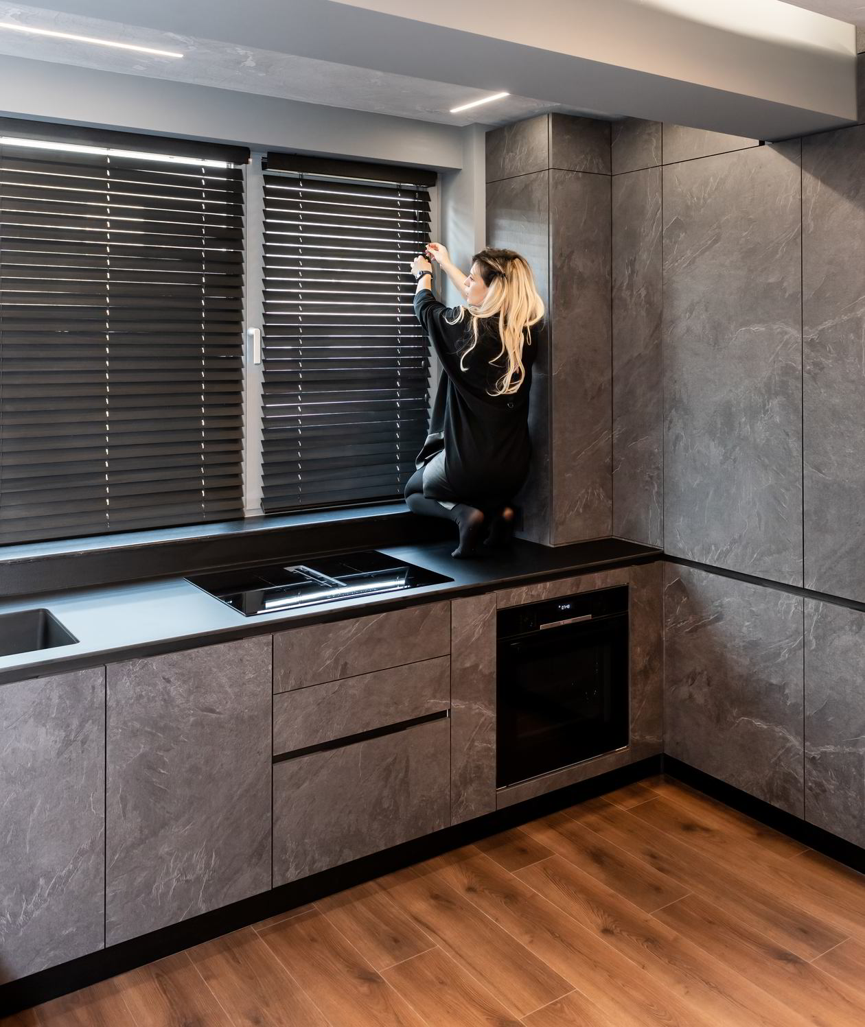 Mobila Bucatarie cu peninsula, pe doi pereti, cu masa integrata extractabila, unita cu Living-Room si Hol, Realizat 07 Septembrie 2023 COD.18291