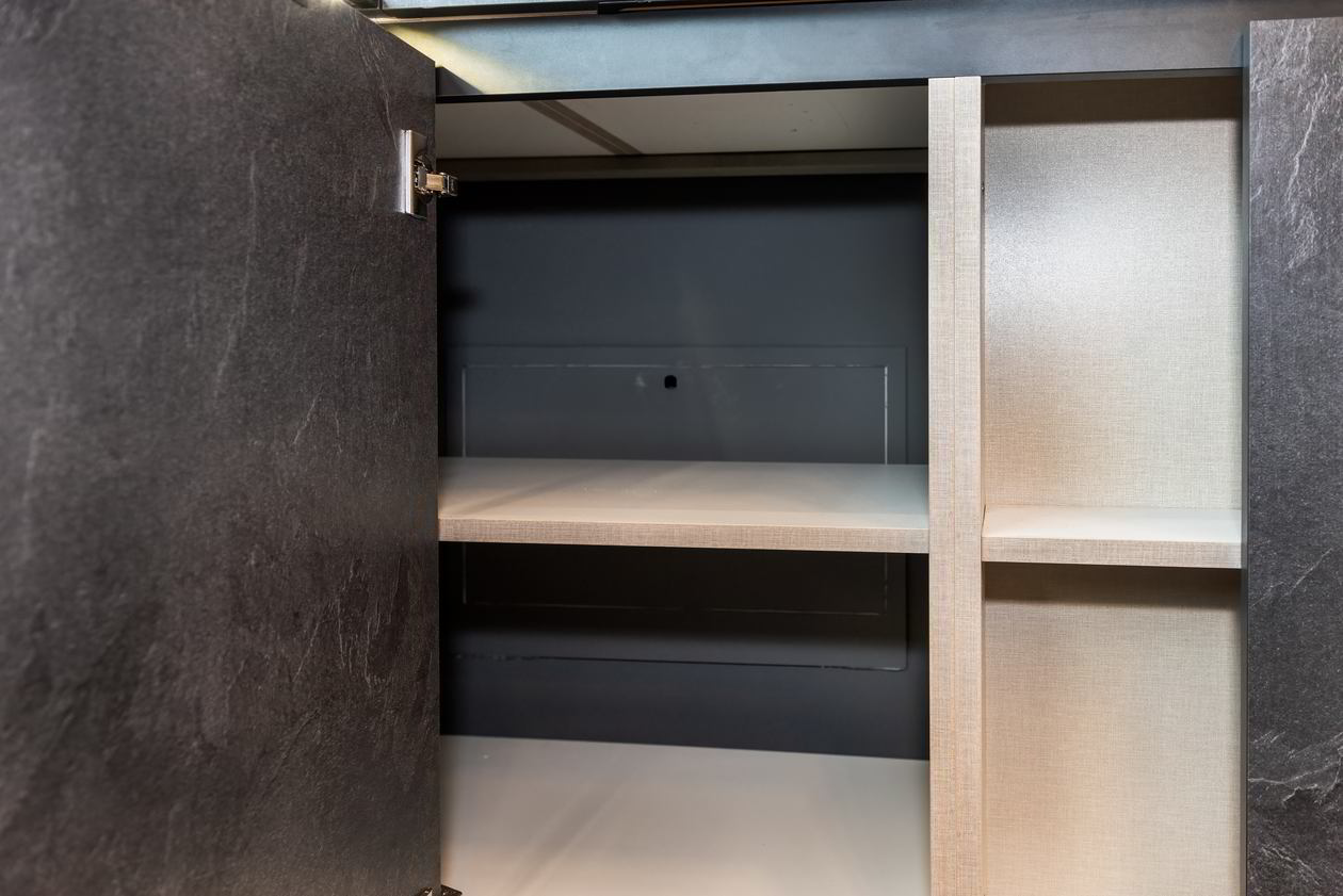 Mobila Bucatarie cu peninsula, pe doi pereti, cu masa integrata extractabila, unita cu Living-Room si Hol — foto 1 din 7