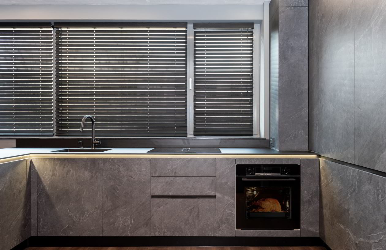 Mobila Bucatarie cu peninsula, pe doi pereti, cu masa integrata extractabila, unita cu Living-Room si Hol — foto 2 din 7