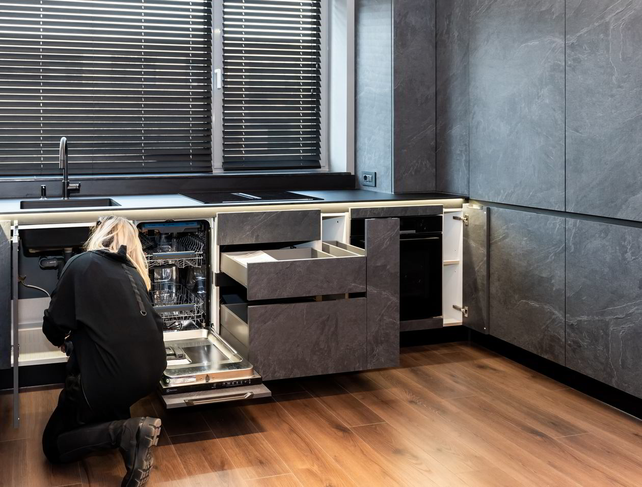 Mobila Bucatarie cu peninsula, pe doi pereti, cu masa integrata extractabila, unita cu Living-Room si Hol — foto 4 din 7
