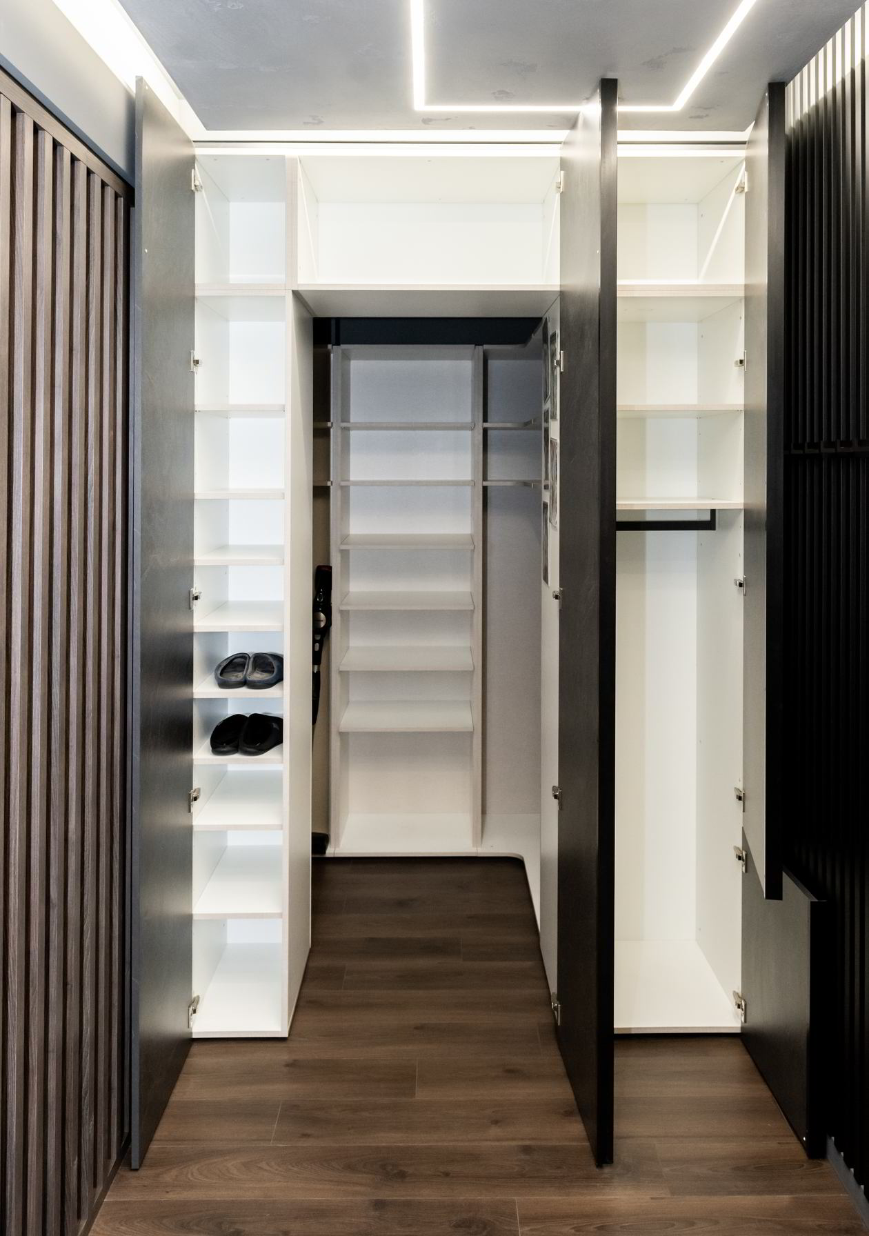 Proiect mobila Dressing unit cu Hol, pe colt, pana in tavan, sistem inchidere cu usi batante, L 245 x H 215cm — foto 8 din 17