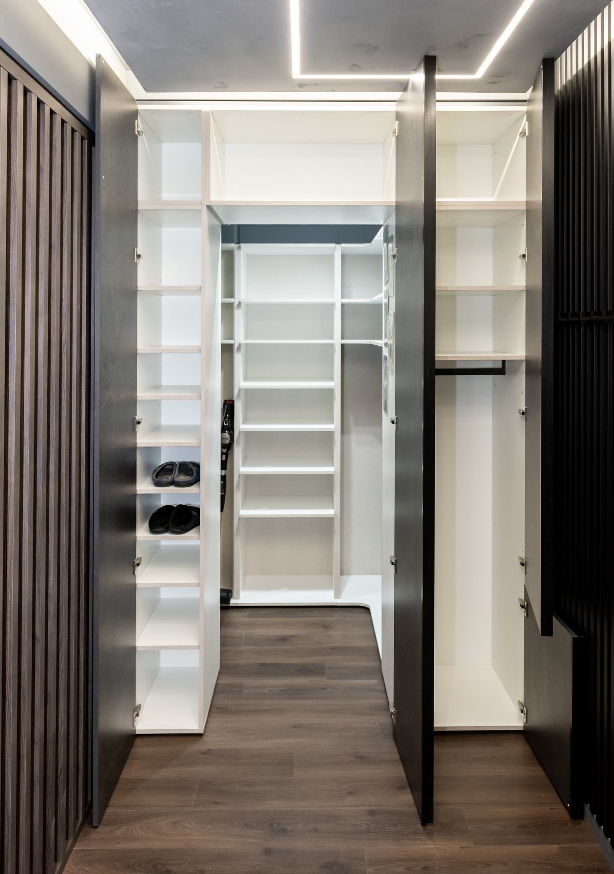 Proiect mobila Dressing unit cu Hol, pe colt, pana in tavan, sistem inchidere cu usi batante, L 245 x H 215cm — foto 9 din 17