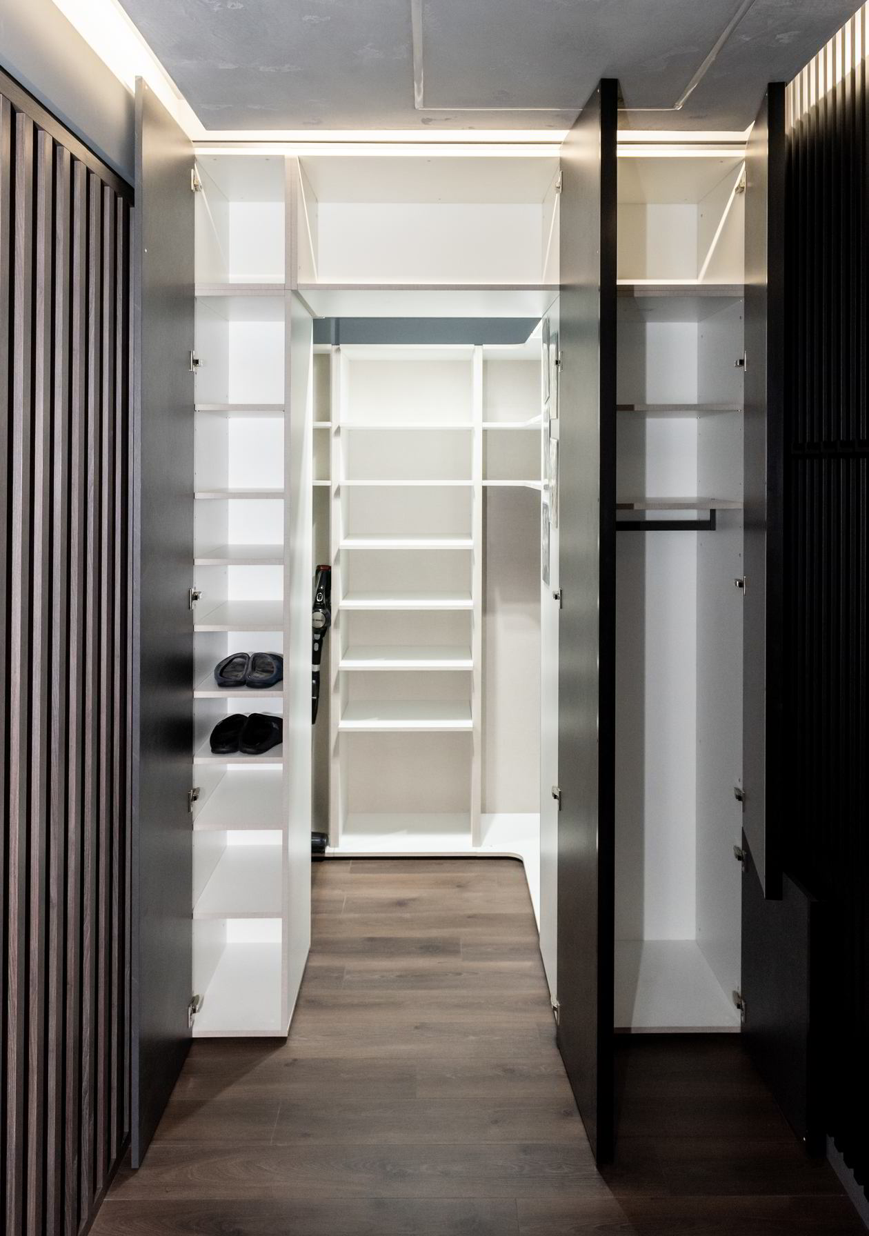 Proiect mobila Dressing unit cu Hol, pe colt, pana in tavan, sistem inchidere cu usi batante, L 245 x H 215cm — foto 10 din 17