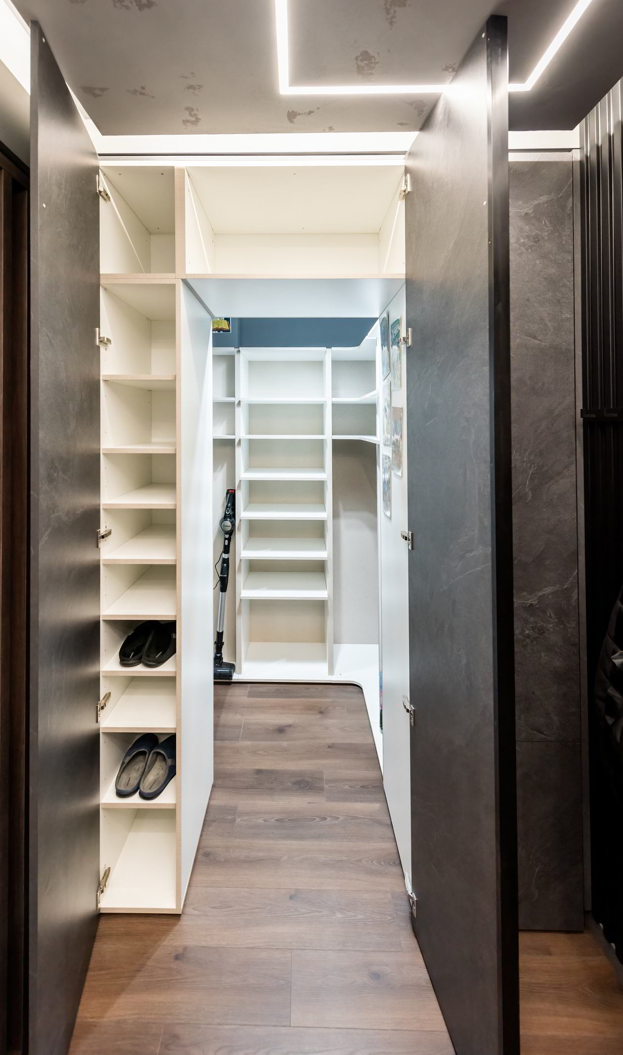 Proiect mobila Dressing unit cu Hol, pe colt, pana in tavan, sistem inchidere cu usi batante, L 245 x H 215cm — foto 16 din 17