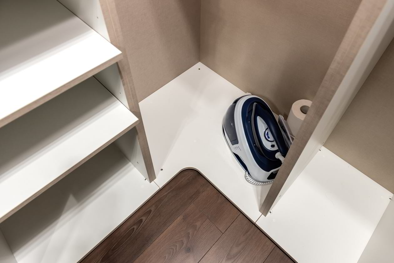 Proiect mobila Dressing unit cu Hol, pe colt, pana in tavan, sistem inchidere cu usi batante, L 245 x H 215cm — foto 6 din 7