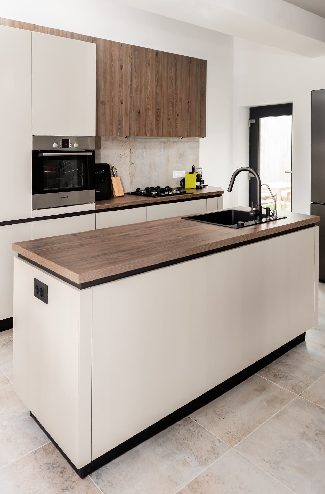 Mobila Bucatarie pe doi pereti, cu insula, cu zona Dining, L 350 Realizat 20 Octombrie 2023 COD.18544