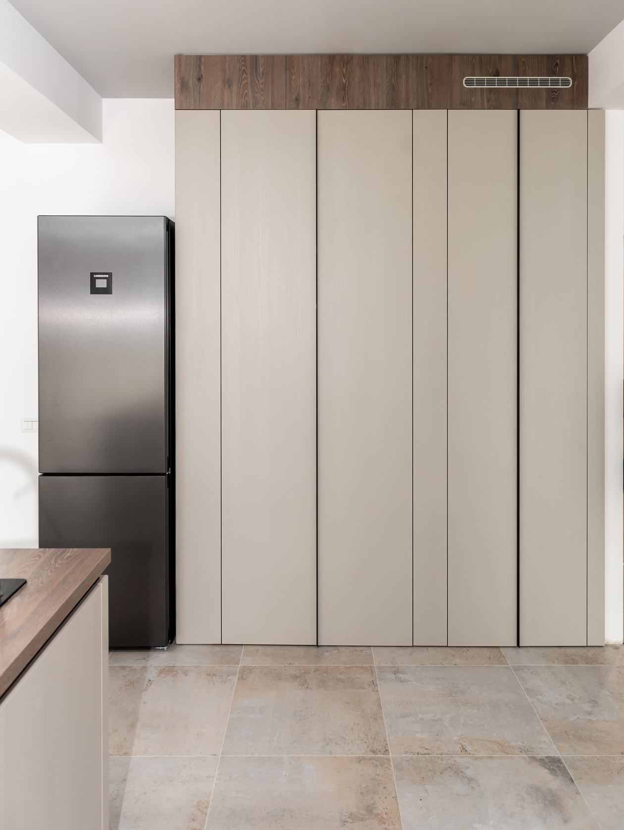 Mobila Bucatarie pe doi pereti, cu insula, cu zona Dining, L 350 Realizat 20 Octombrie 2023 COD.18544