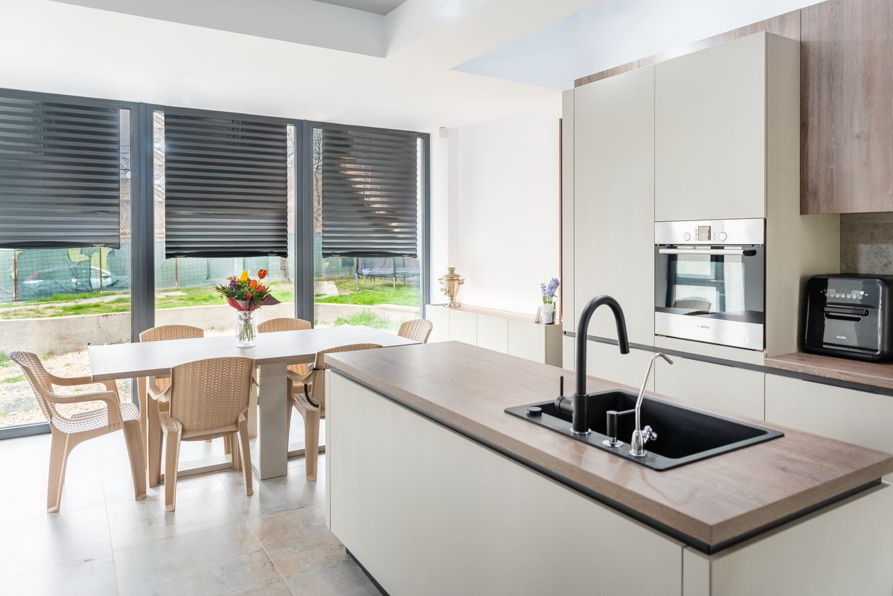 Mobila Bucatarie pe doi pereti, cu insula, cu zona Dining, L 350 Realizat 20 Octombrie 2023 COD.18544