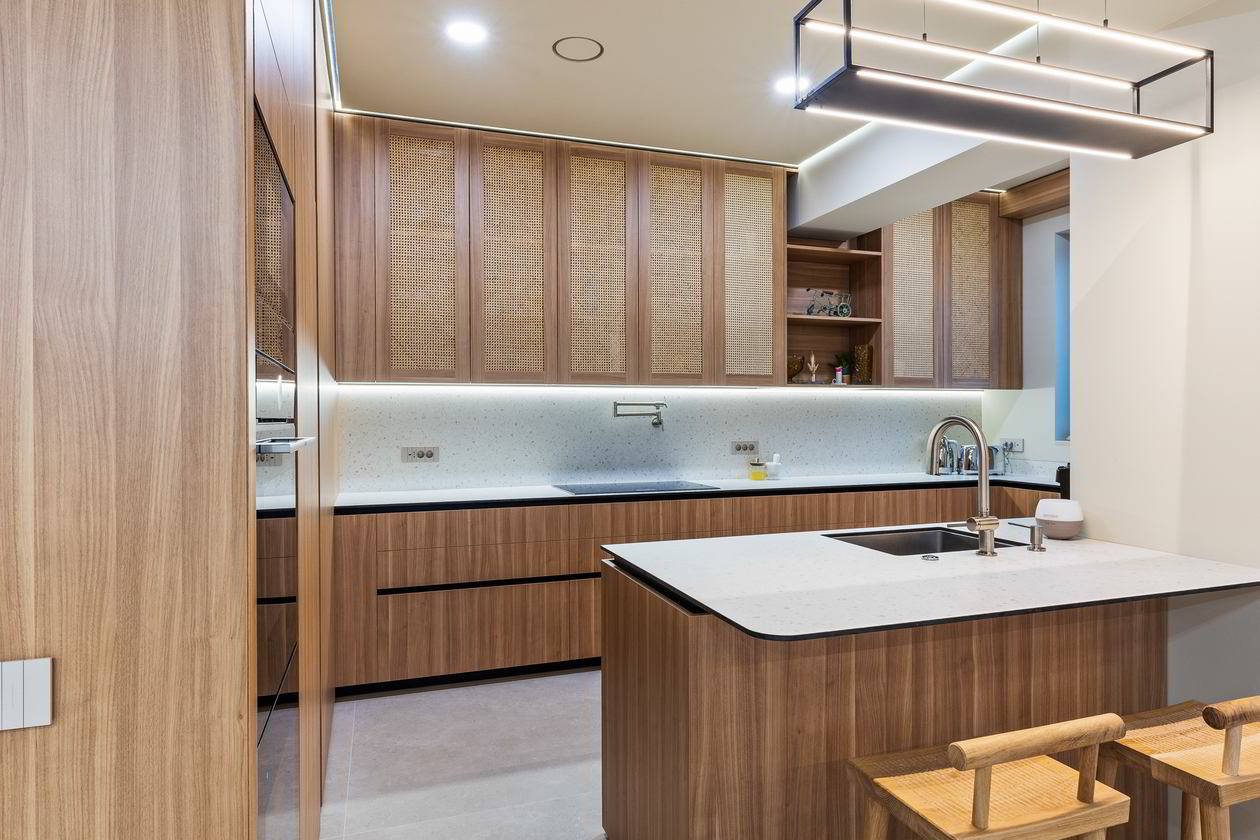 Mobila Bucatarie cu peninsula, pana in tavan, unita cu Living-Room, 27m², Realizat 11 Aprilie 2024 COD.19706