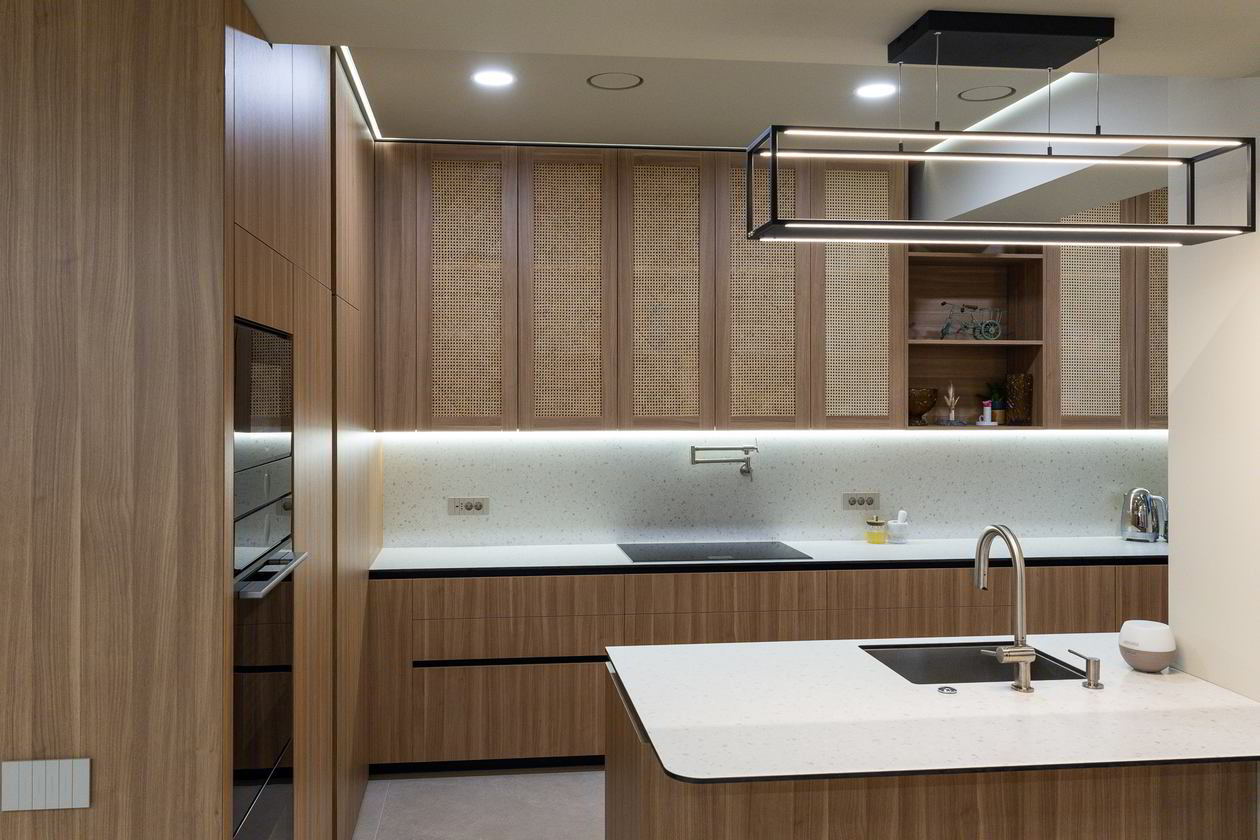 Mobila Bucatarie cu peninsula, pana in tavan, unita cu Living-Room, 27m², Realizat 11 Aprilie 2024 COD.19706