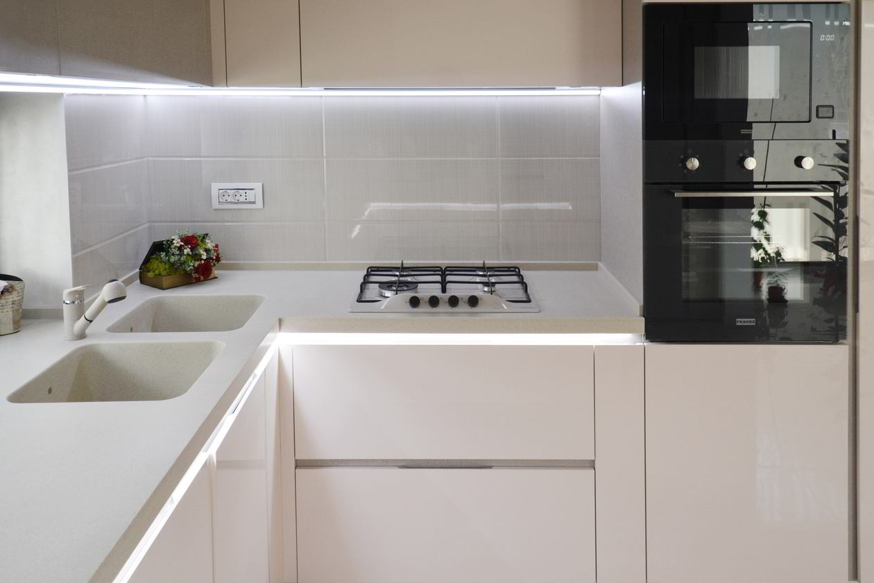 Proiect mobila Bucatarie pe colt, cu peninsula, fara manere, pana in tavan, cu semi-masa integrata, unita cu Living-Room si Hol, 13m², L 974 x H 2700cm, realizat 13 Iunie 2016 COD.3557