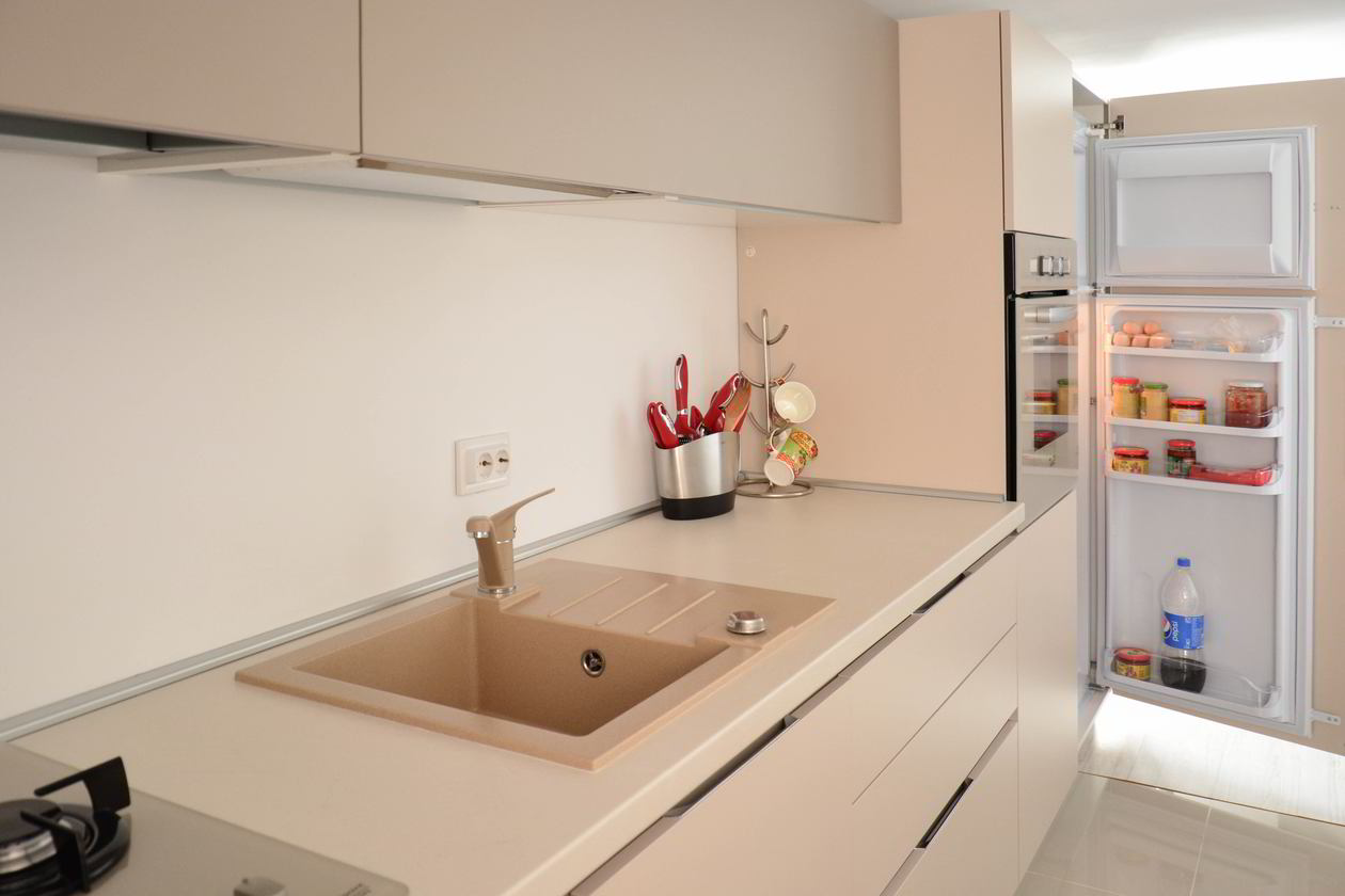 Proiect mobila Bucatarie pe colt cu o latura mica, pana in tavan, fara manere, cu masa integrata extractabila, unita cu Living-Room, 8m², L 512 x H 186cm, realizat 14 Martie 2015 COD.3627