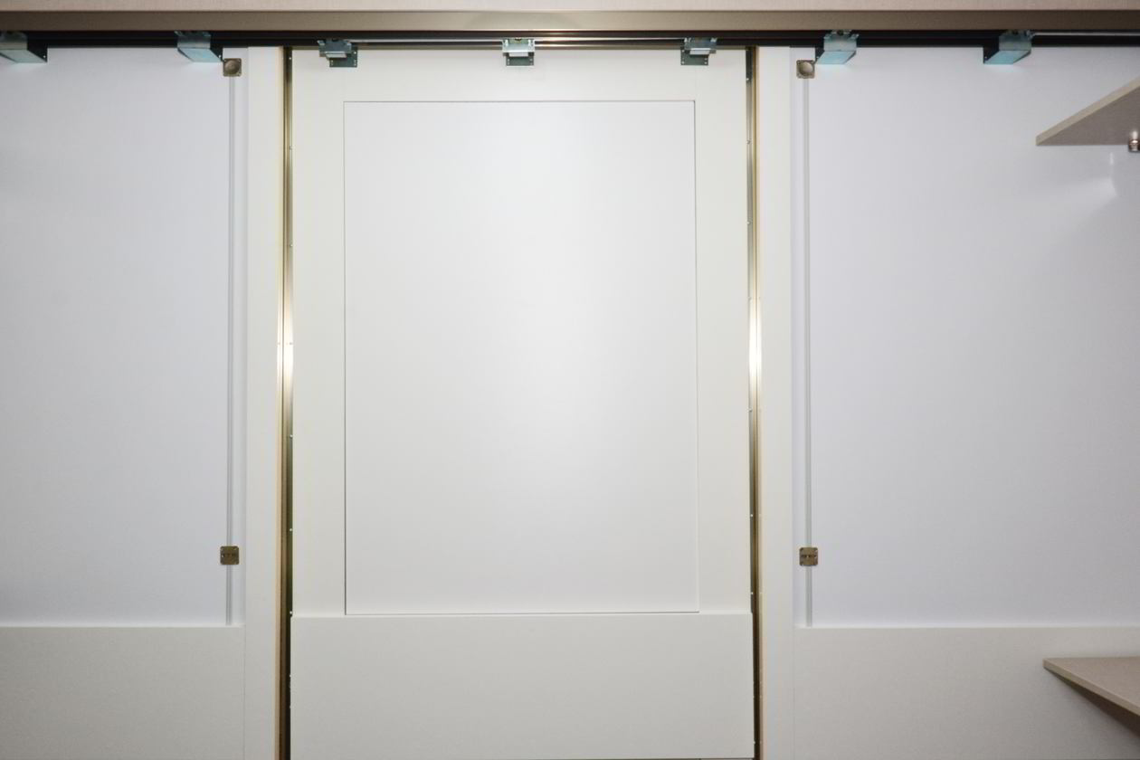 Proiect mobila Dressing la Mansarda, pe trei pereti, pana in tavan oblic, cu module pe mijloc, sistem inchidere cu usi culisante, 16m² — foto 5 din 7