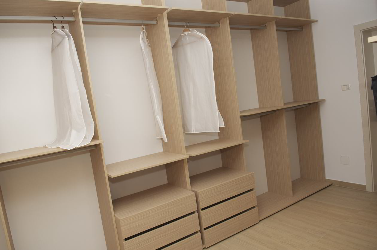 Proiect mobila Dressing-Room pe patru pereti, cu module pe mijloc, birou integrat, 18m², realizat 26 Iunie 2009 COD.3915
