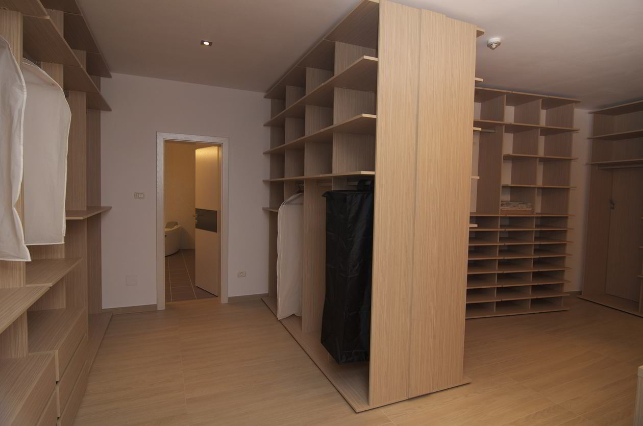 Proiect mobila Dressing-Room pe patru pereti, cu module pe mijloc, birou integrat, 18m², realizat 26 Iunie 2009 COD.3915