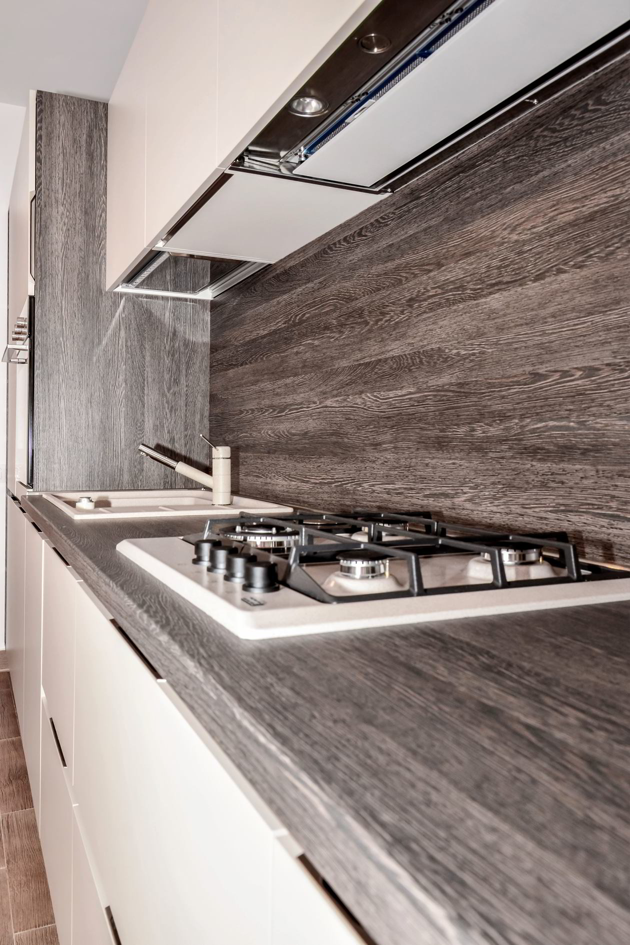 Proiect mobila Bucatarie pe doi pereti, fara manere, cu masa integrata fixa, 14m², L 651 x H 236cm, realizat 14 Martie 2017 COD.4175