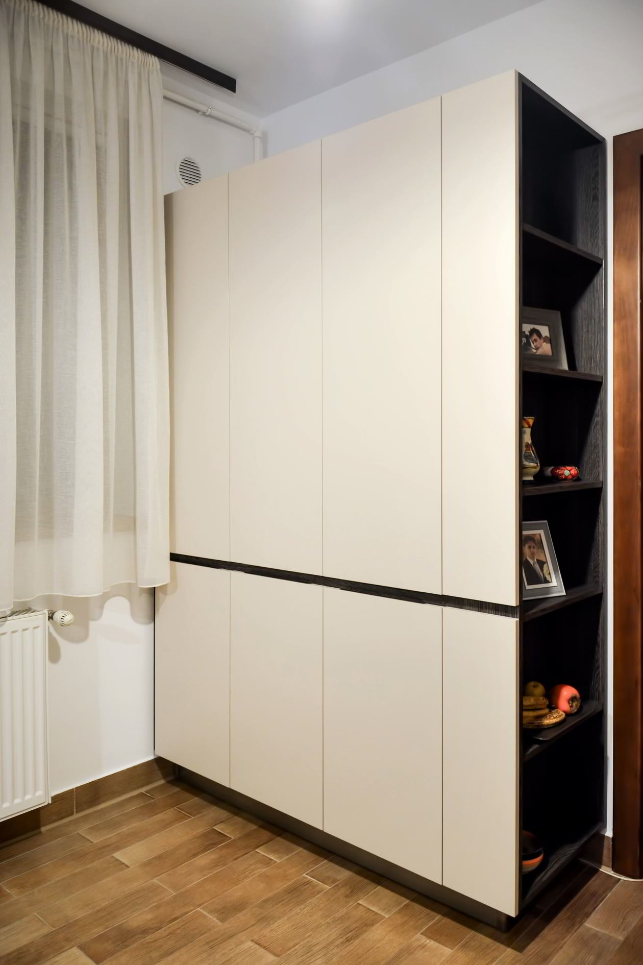 Proiect mobila Bucatarie pe doi pereti, fara manere, cu masa integrata fixa, 14m², L 651 x H 236cm, realizat 14 Martie 2017 COD.4175
