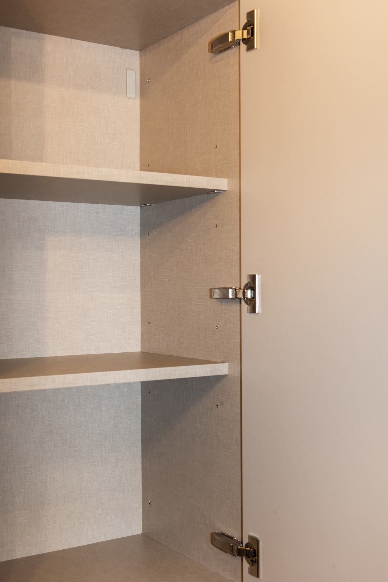 Proiect mobila Bucatarie pe trei pereti, cu masa integrata extractabila, expusa in Showroom YUKA, 5m², L 610 x H 240cm, realizat 19 Martie 2018 COD.4178