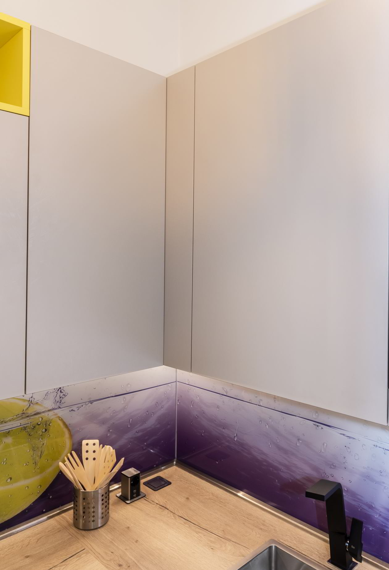 Proiect mobila Bucatarie pe trei pereti, cu masa integrata extractabila, expusa in Showroom YUKA, 5m², L 610 x H 240cm, realizat 19 Martie 2018 COD.4178